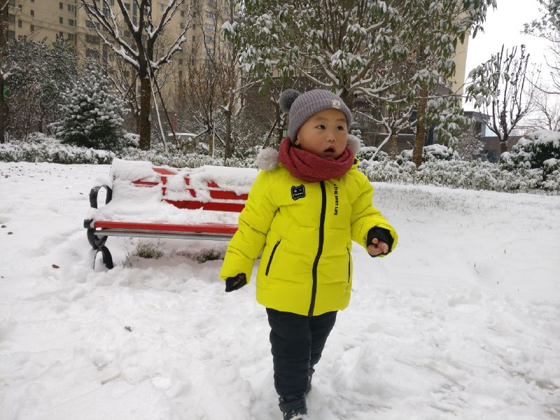 娃第一次玩雪，很开心的样子