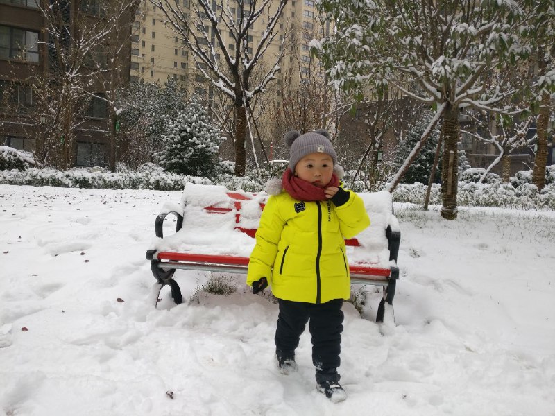 娃第一次玩雪，很开心的样子