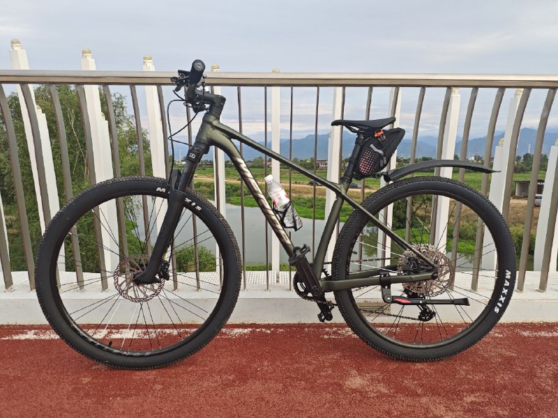 买了个美利达挑战者600，性价比非常高，很符合我的预期：29寸轮径、桶轴、全内走线、只有后变速，美中不足是这个线控前叉，我喜欢肩控前叉，去掉多余的线更好