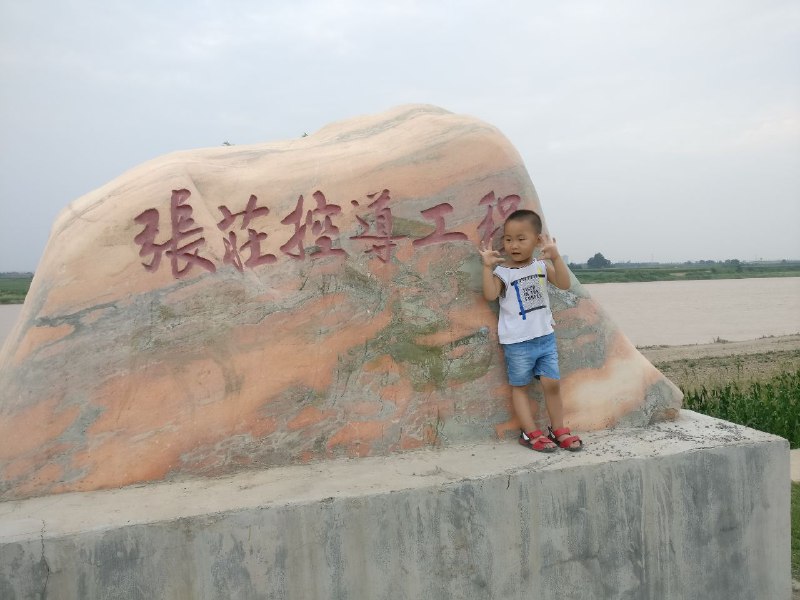 其实我娃是想做剪刀手手势，结果做了个OK手势